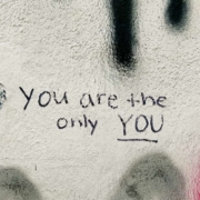 Kuva seinägraffitissa, jossa kannustetaan yksilöllisyyteen tekstillä You are the only you.