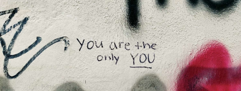 Kuva seinägraffitissa, jossa kannustetaan yksilöllisyyteen tekstillä You are the only you.
