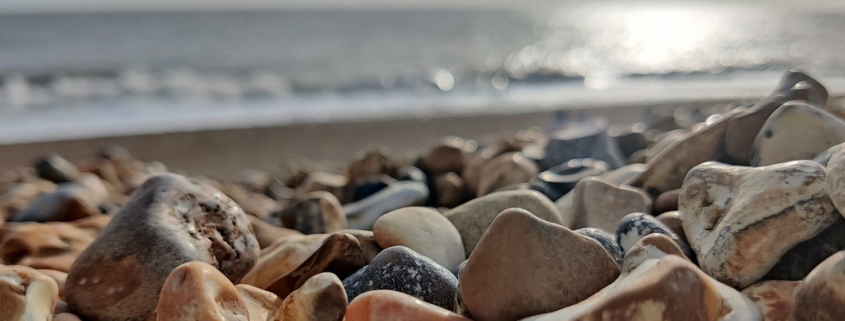Kiviä rannalla.
